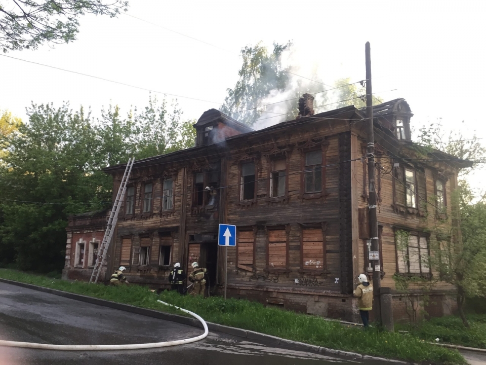 В центре Нижнего Новгорода подожгли деревянный дом
