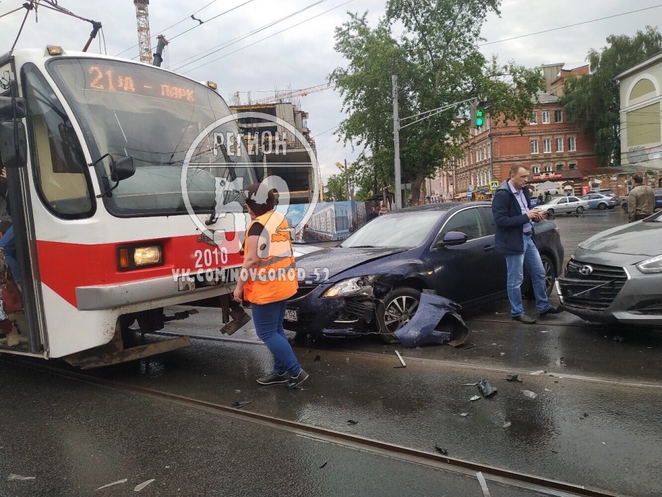 Image for Две иномарки столкнулись с трамваем в Нижегородском районе