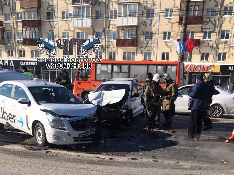 Image for Таксист Uber попал в ДТП на проспекте Ленина в Нижнем Новгороде