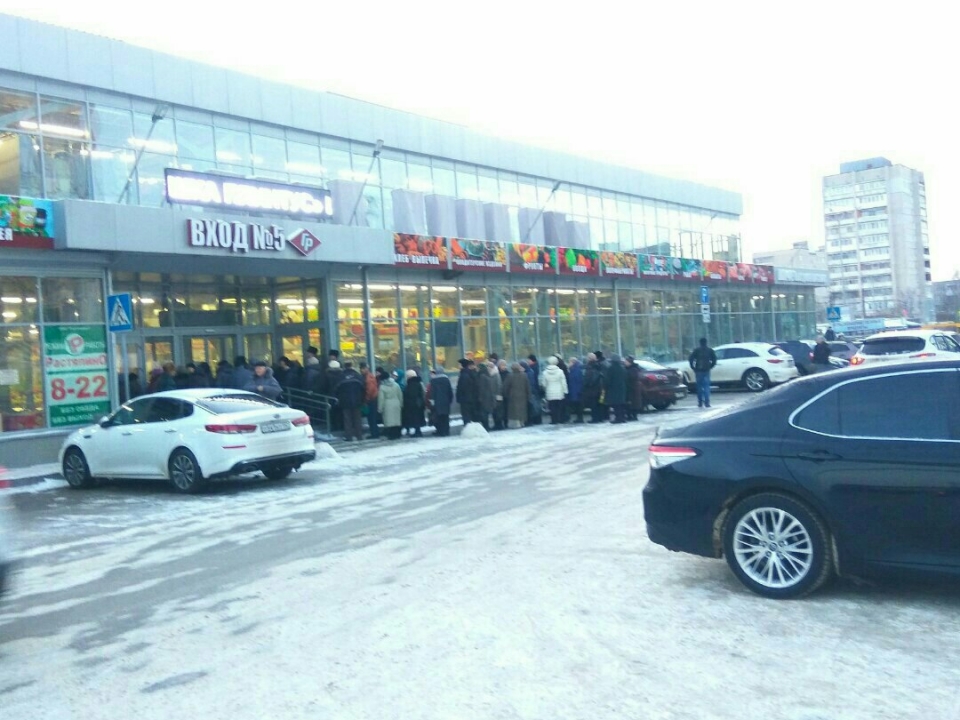 Image for Жители Дзержинска выстроились в огромные очереди, чтобы оплатить квитанции за ЖКУ