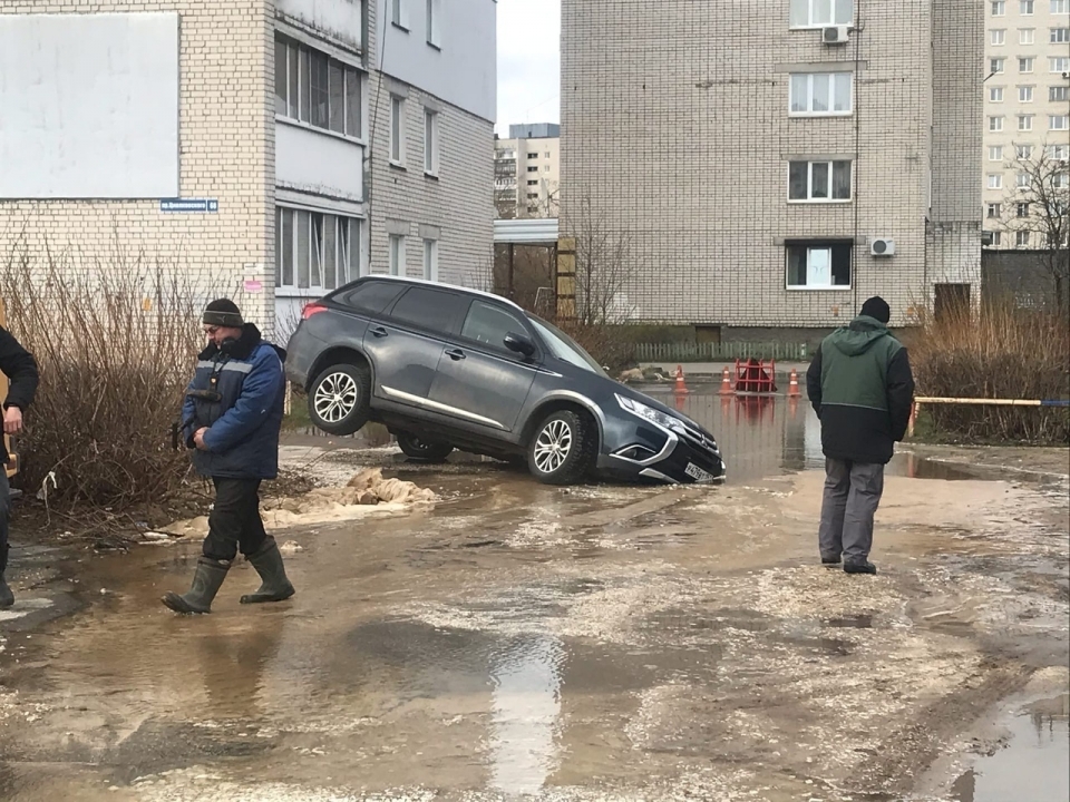 Внедорожник провалился в яму в Дзержинске