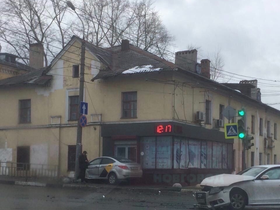 Image for Нижегородский таксист врезался в столб и задел магазин