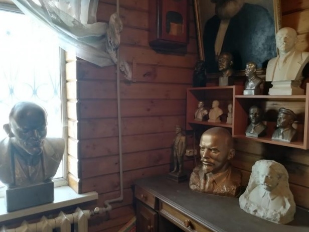 Image for Нижегородка выставила на продажу коллекцию бюстов вождей за 200 тыс. рублей