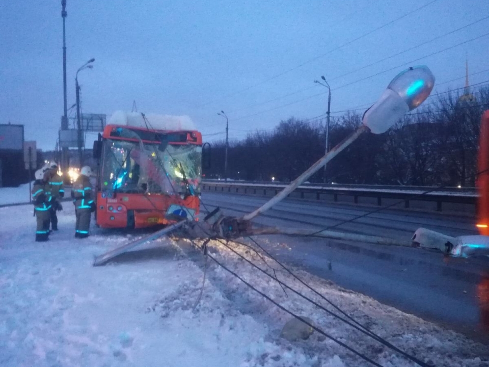 Image for В Нижнем Новгороде рейсовый автобус врезался в световую опору, погиб водитель