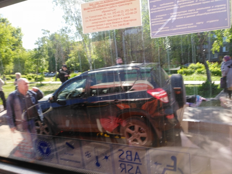 Появились подробности и видео с места ДТП на остановке в Нижнем Новгороде