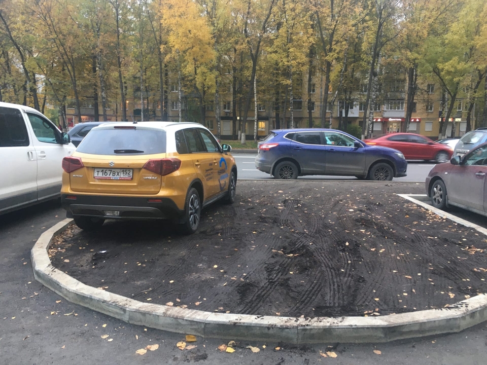 Image for Нижегородцы превратили в парковку клумбы у парка «Швейцария»