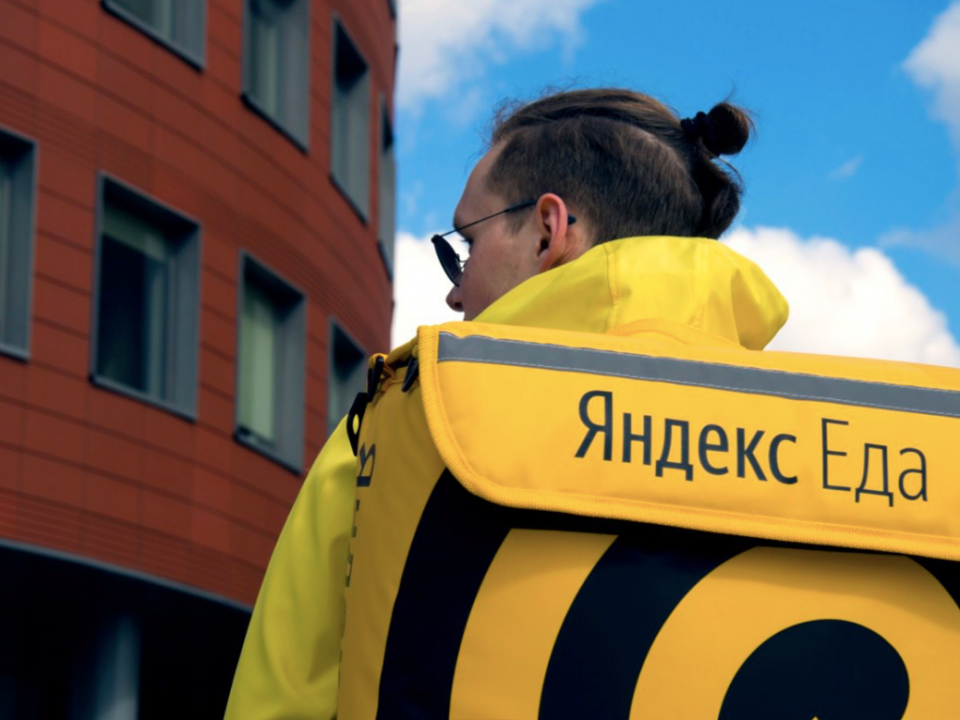 Image for В Нижнем Новгороде курьер «Яндекс.Еды» прокатился на крыше автомобиля