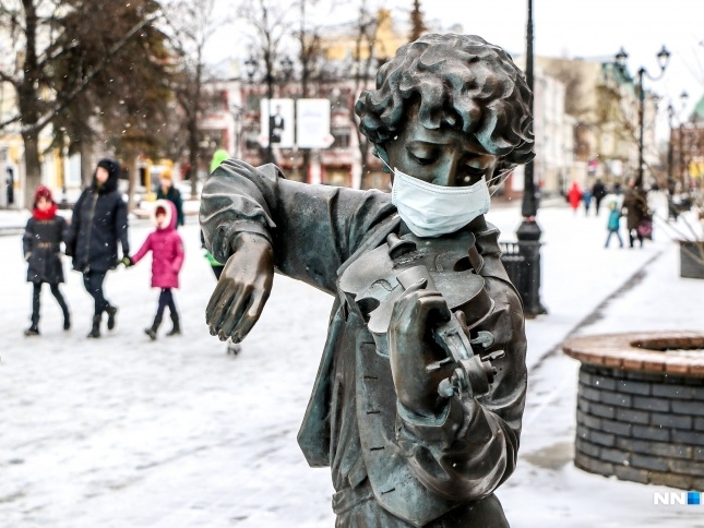 Image for Нижегородские памятники обезопасили от коронавируса масками