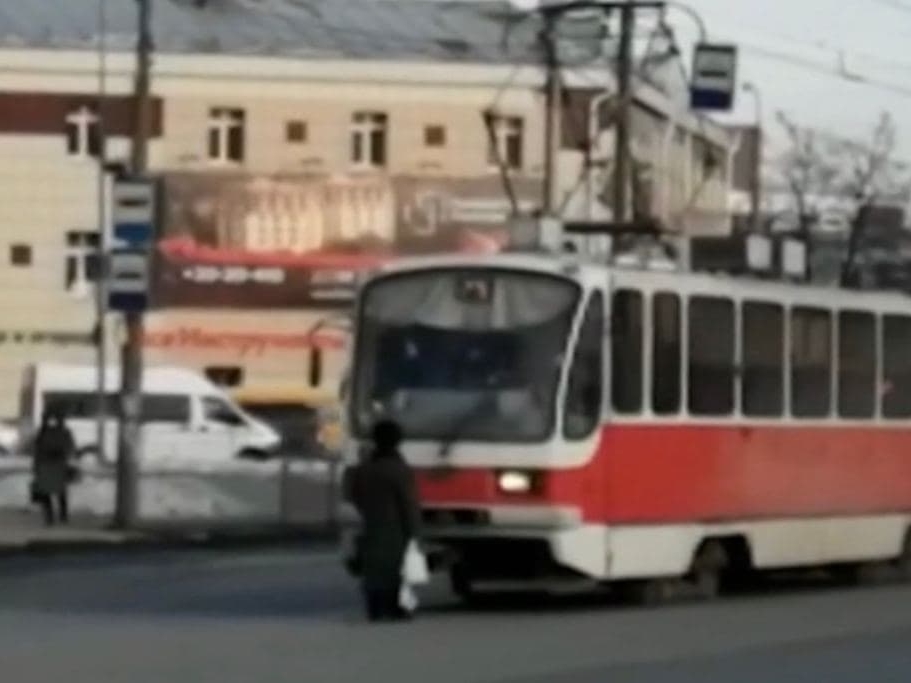 Image for Воинственная пенсионерка перекрыла движение трамваев в Нижнем Новгороде