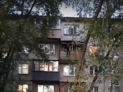 Девушка пыталась прыгнуть с балкона в Ленинском районе