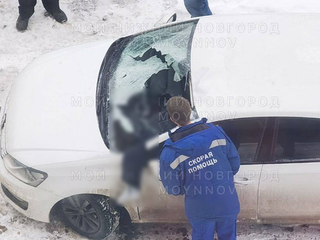 Image for Мужчина упал с высоты на припаркованный автомобиль в Нижнем Новгороде