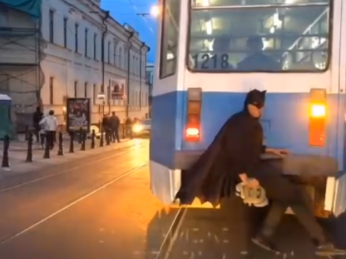 пранкер проехал по городу на трамвае в костюме Бэтмэна