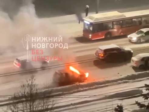 Image for Нижегородцы раскритиковали водителей, которые не помогли потушить загоревшуюся иномарку