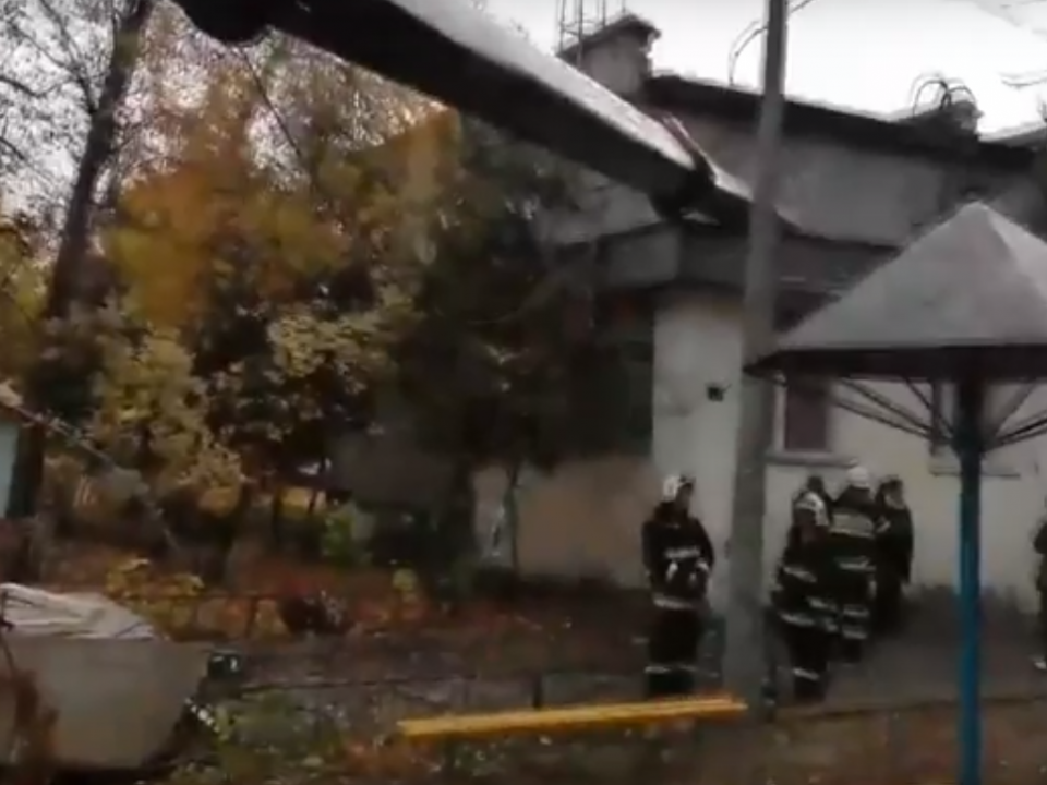 стрела КамАЗа упала на здание детского сада в Нижнем Новгороде