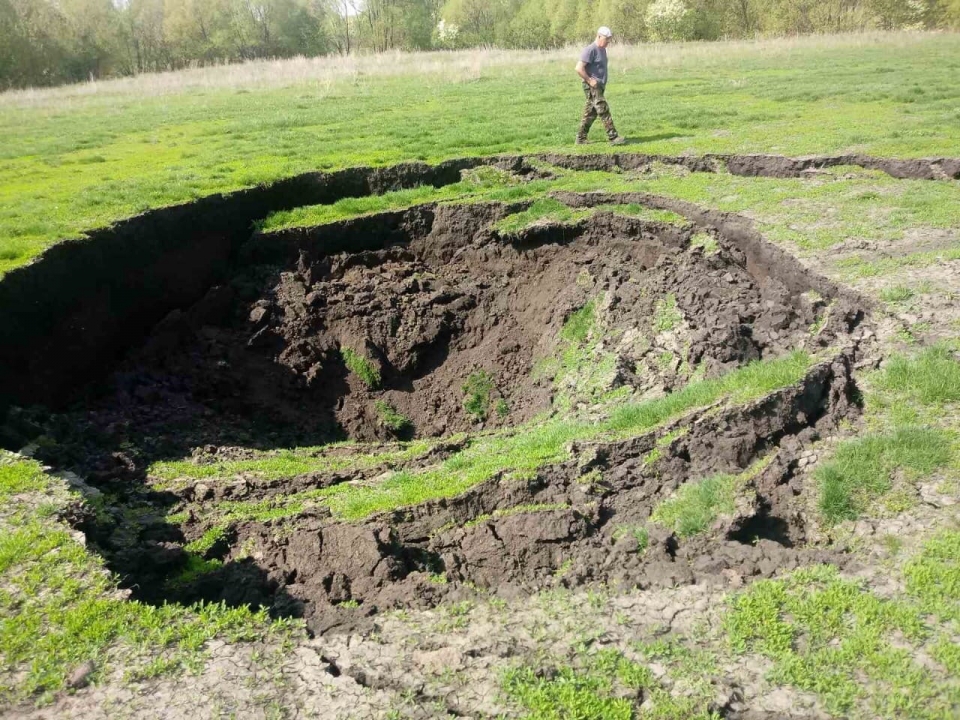 Image for Огромный провал грунта образовался в Лукояновском районе 14 мая 