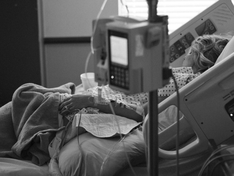 Image for Нижегородские врачи спасли умирающую от коронавируса беременную женщину