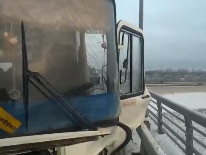 Движение у Борского моста после ДТП с ПАЗиком восстановлено