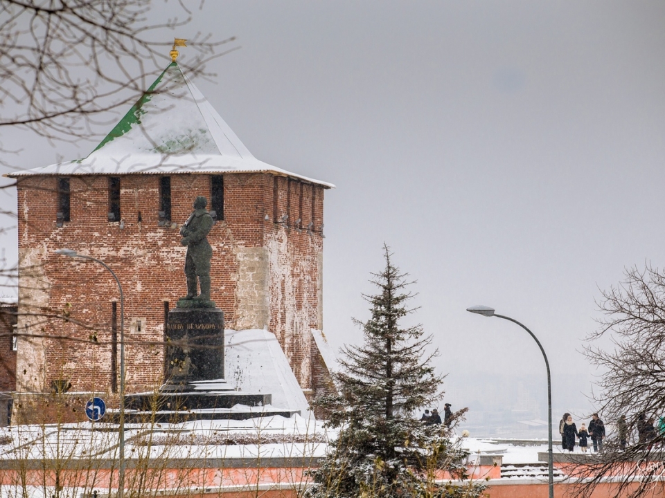 Image for Памятник Чкалову начали  реставрировать на площади Минина и Пожарского 