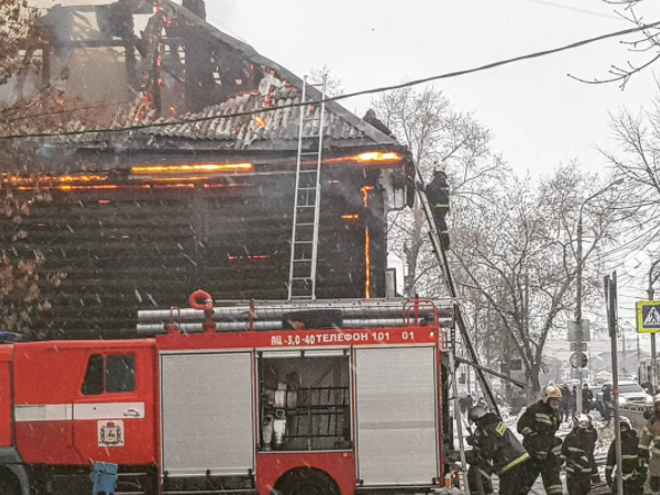 Дом загорелся на улице Чкалова в Нижнем Новгороде