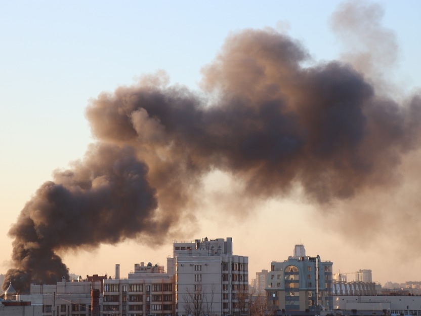 Image for 19 человек эвакуировали из горящего магазина детской одежды в Дзержинске 12 декабря