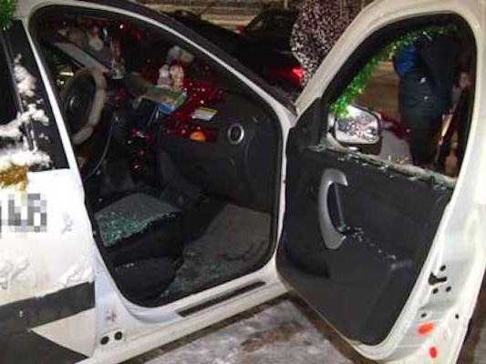 Image for Пассажир расколотил машину женщине-таксисту в Дзержинске