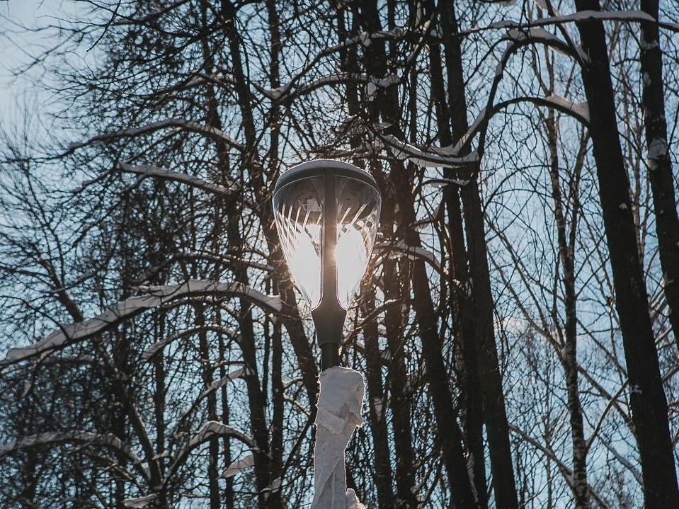 Image for Новые светильники устанавливают в парке «Швейцария» 