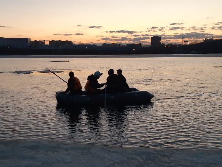 Image for Двое нижегородцев решили проверить лед на прочность, но льдина откололась