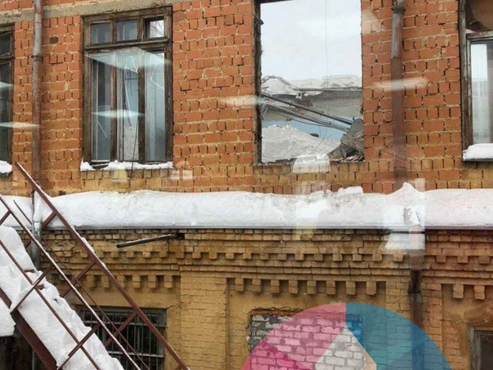 Крыша рухнула у здания на Нижневолжской набережной в Нижнем Новгороде