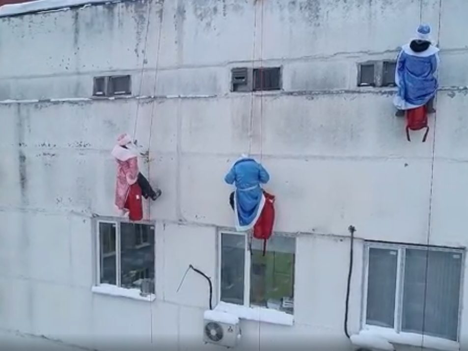 Image for Деды Морозы-альпинисты поздравили пациентов детской больницы в Нижнем Новгороде