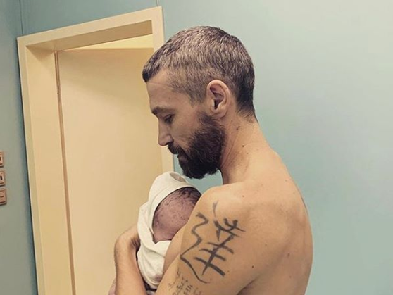 Владимир Кристовский поделился трогательными фото с новорожденной дочкой