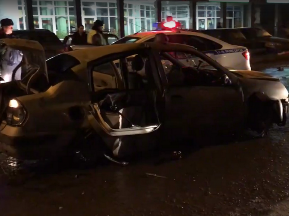 Image for Машина врезалась в столб на Богородского, 7 – трое пострадавших