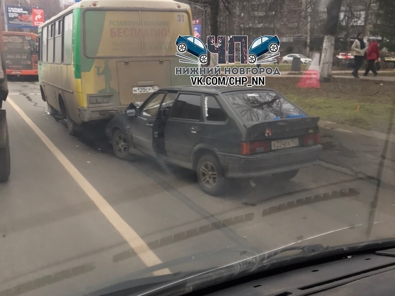 На проспекте Гагарина легковушка столкнулась с маршруткой