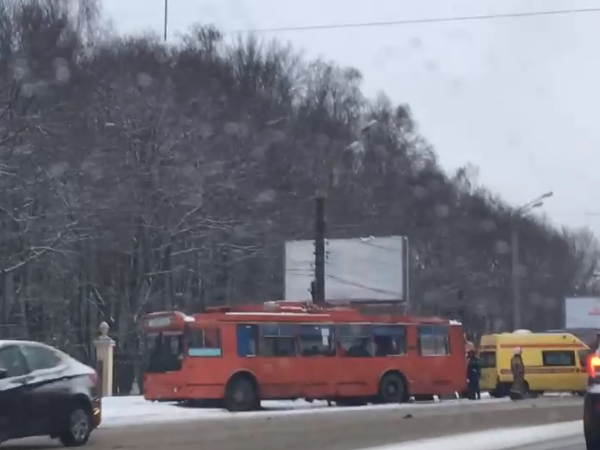 Image for Троллейбус с пассажирами врезался в столб на проспекте Гагарина