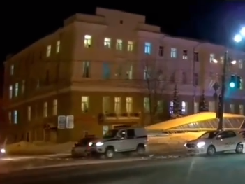 Две полицейские машины столкнулись на площади Лядова 22 февраля