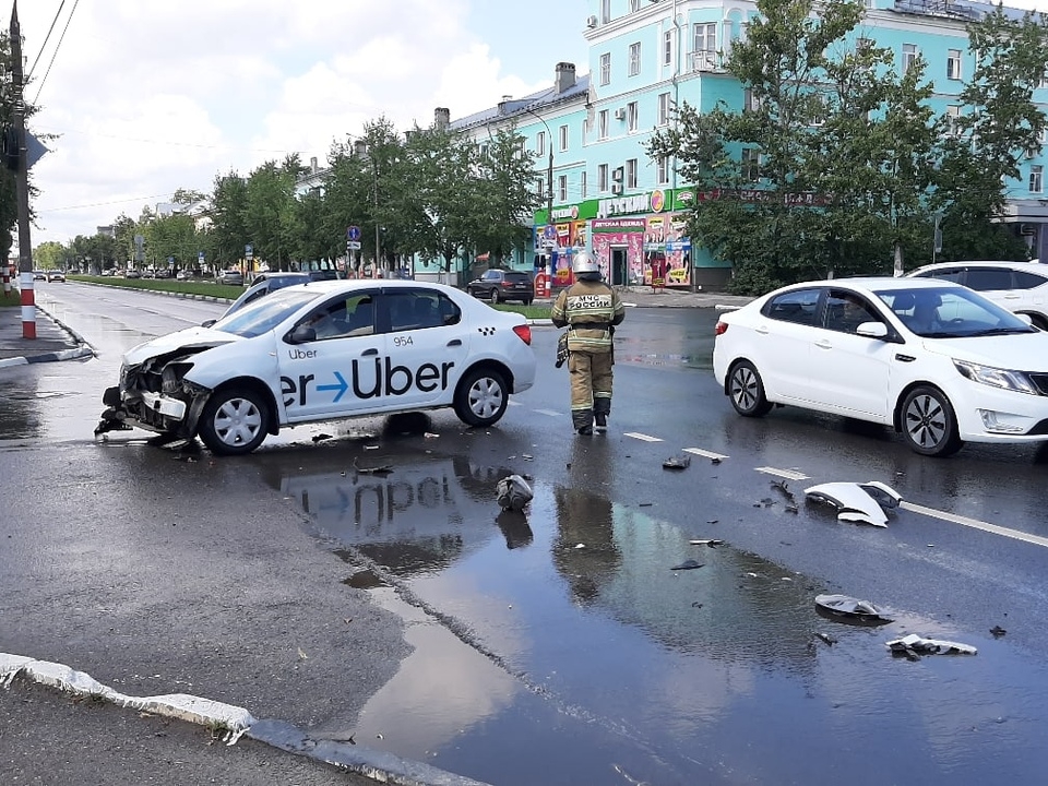 В Дзержинске столкнулись такси и отечественная легковушка