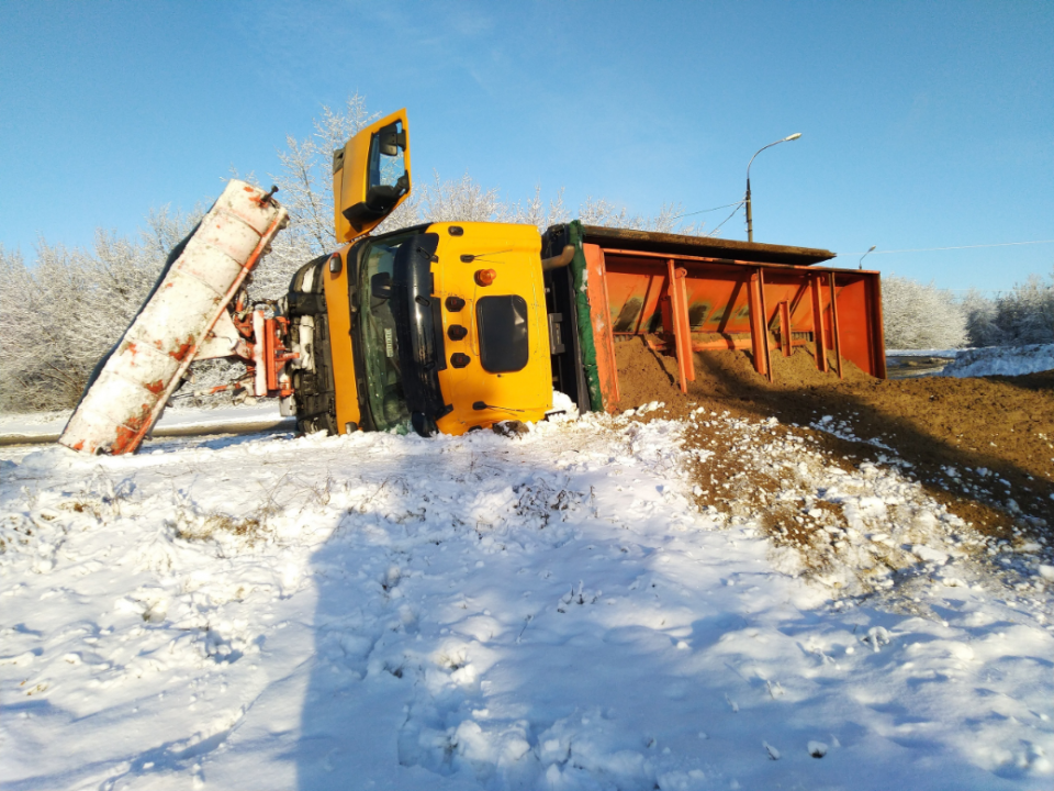 Снегоуборочный грузовик перевернулся в Дзержинске