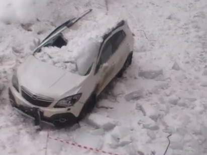 Image for Глыбы льда разбили несколько автомобилей на ул. Корейской в Нижнем Новгороде