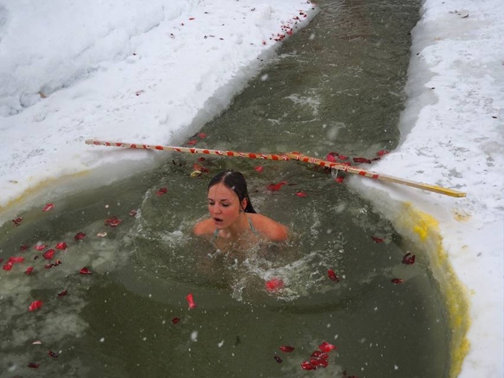 Image for Нижегородские «моржи» устроили заплыв в проруби в форме сердца