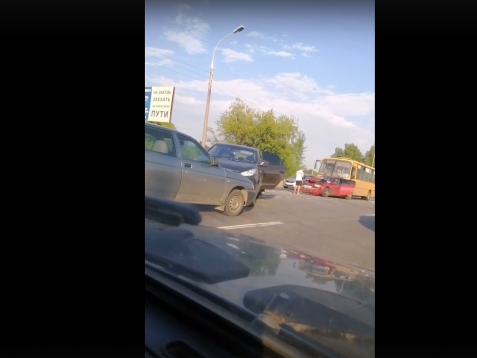 Image for В Кстовском районе Нижегородской области  автобус врезался в пять автомобилей
