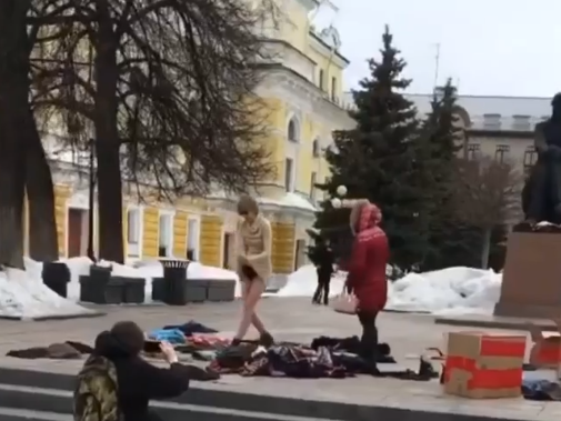 Девушка разделась на глазах у прохожих в центре Нижнего Новгорода