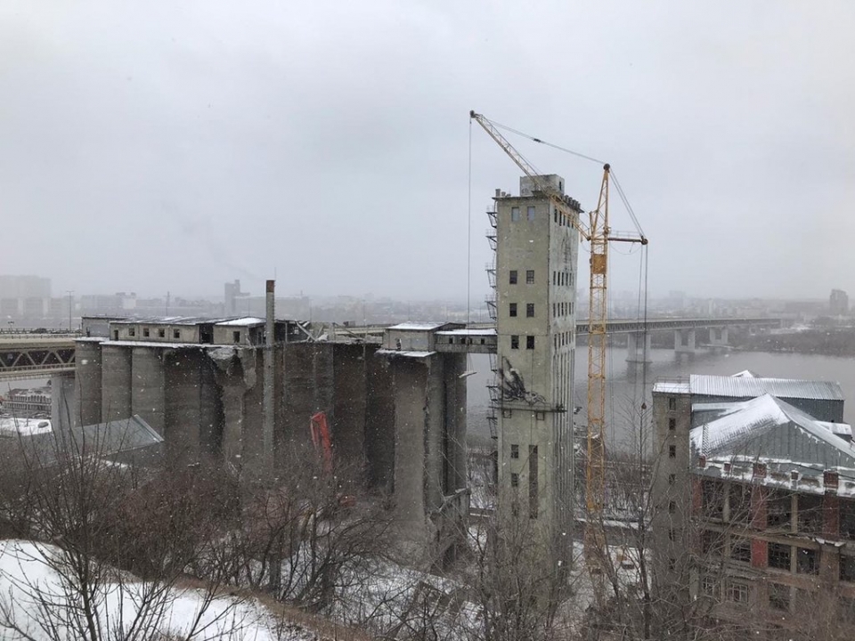 Image for На Черниговской начался демонтаж 60-метровой башни элеватора