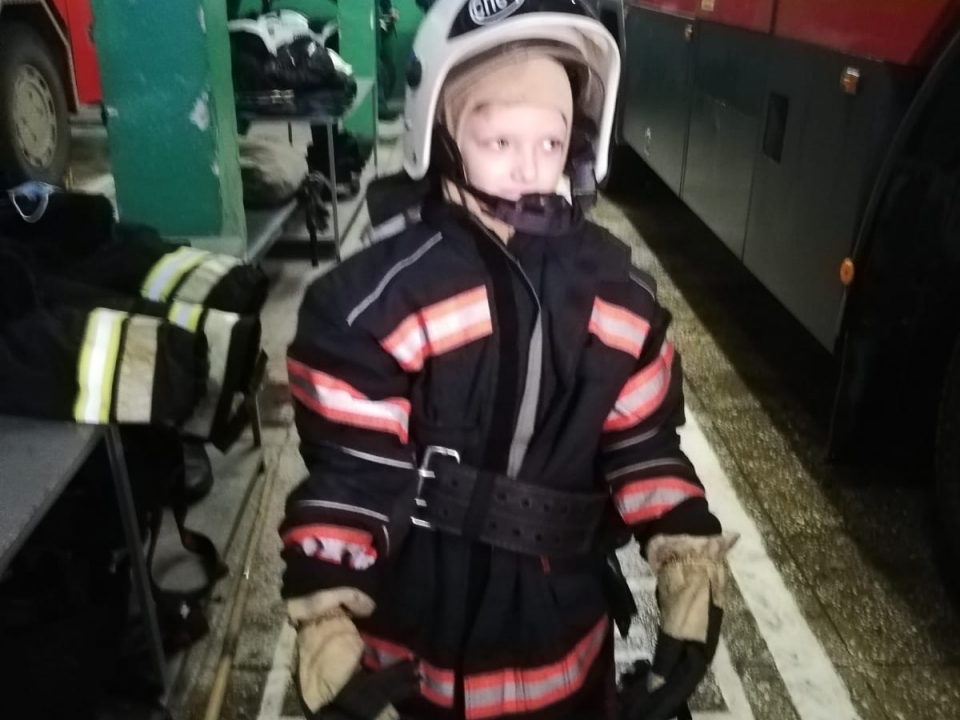 Image for 7-летнего мальчика из Новинок посвятили в пожарные в день рождения
