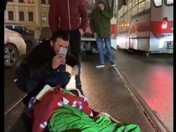 Image for Нижегородца в костюме Гринча ударило током при попытке залезть на трамвай