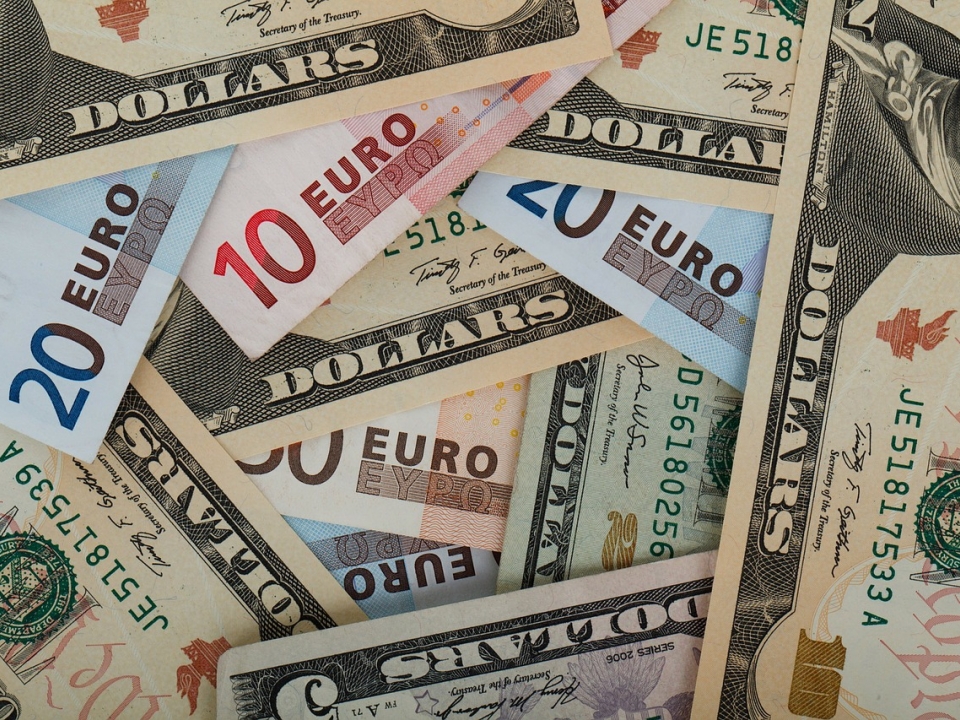 Image for Курс доллара и евро снова вырос