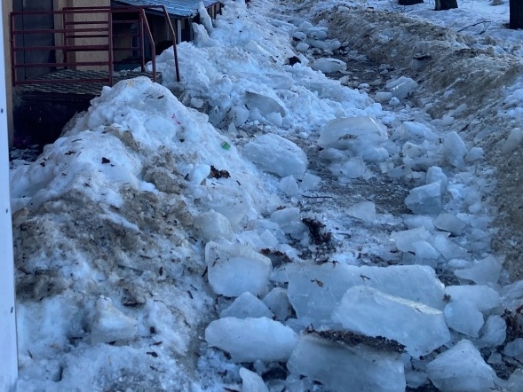 Image for Нижегородцы возмущены заваленным глыбами льда тротуаром на Ванеева