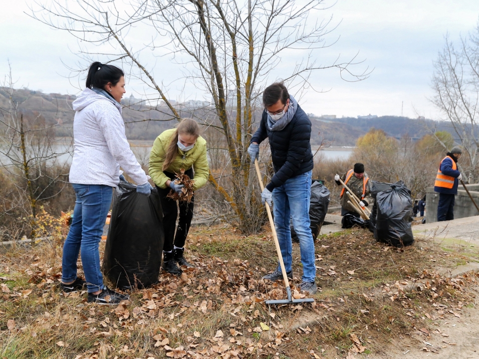 Юрий Шалабаев вместе с волонтёрами принял участие в уборке на набережной Оки