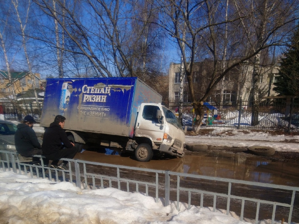 Image for Два грузовика застряли в яме на дороге в Нижнем Новгороде