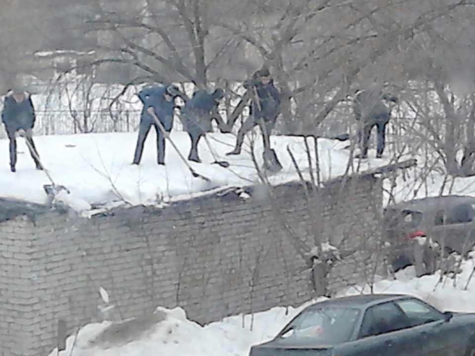 Image for В Дзержинске школьников заставили чистить снег на крыше