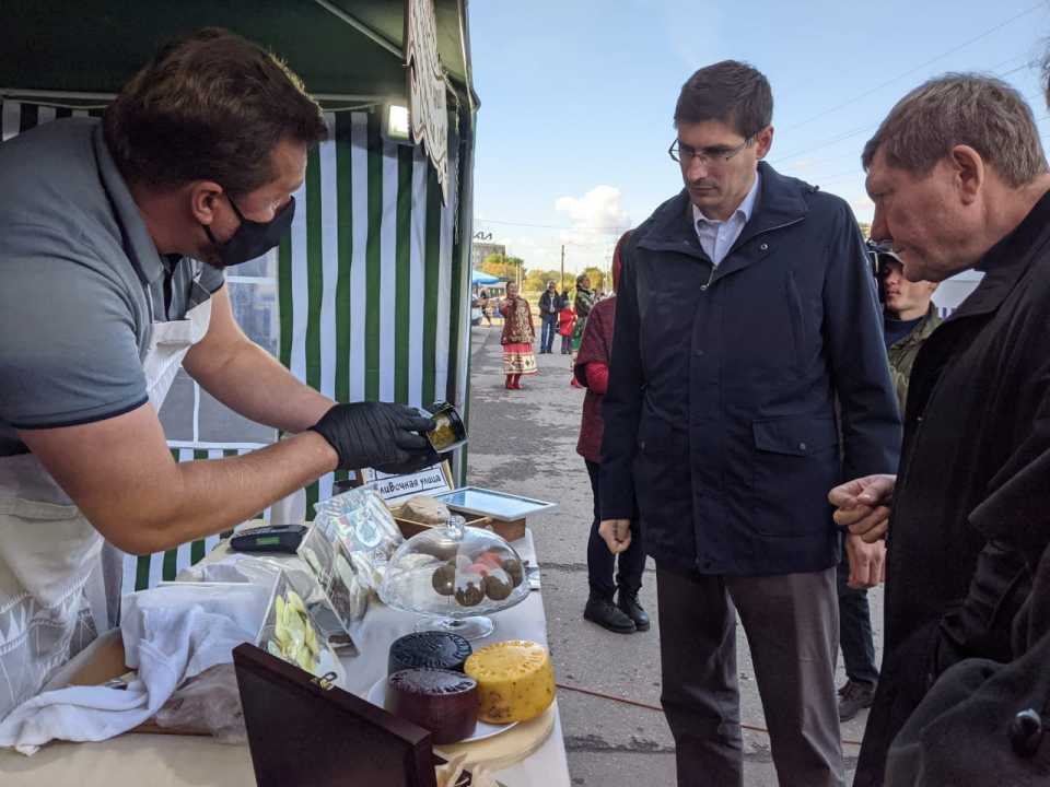 Image for Министр сельского хозяйства и заместитель губернатора посетили новые сельскохозяйственные ярмарки Нижнего Новгорода