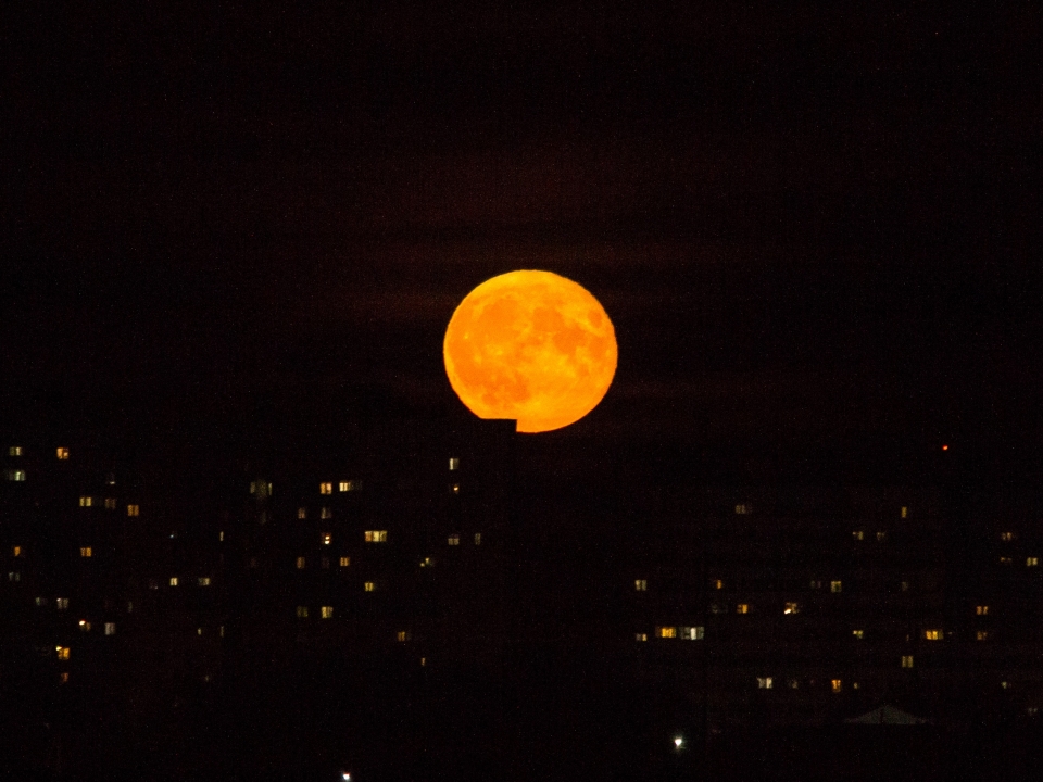 Image for Нижегородский фотограф заснял огромную оранжевую луну
